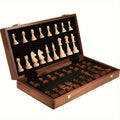 Houten schaakbord met stukken