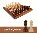 Houten schaakbord met stukken