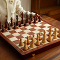 Houten schaakbord met stukken