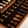 Houten schaakbord met stukken