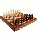 Houten schaakbord met stukken